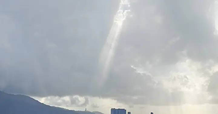 Vầng Sáng Chiếu Xuyên Đám Mây Xuống Tượng Bồ Tát Quán Thế Âm ...