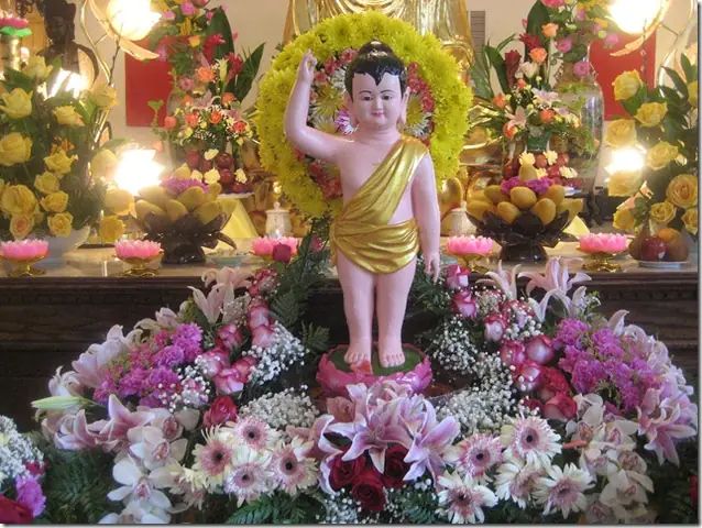 Dâng Hoa Phật Đản: Nét Đẹp Tâm Linh Và Trang Trọng Trong Đại Lễ