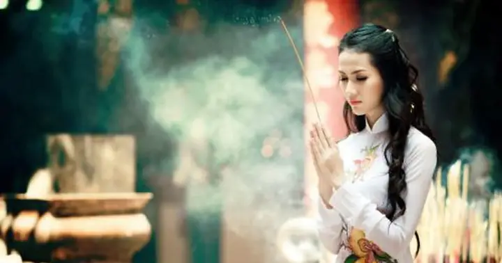 Dâng Hương Và Lễ Phật Như Thế Nào Cho Đúng Phép Tắc?