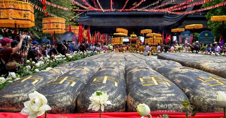 Người Dân Ấn Tượng Dấu Chân Phật Đà Ở Chùa Tam Chúc Khi Chiêm ...