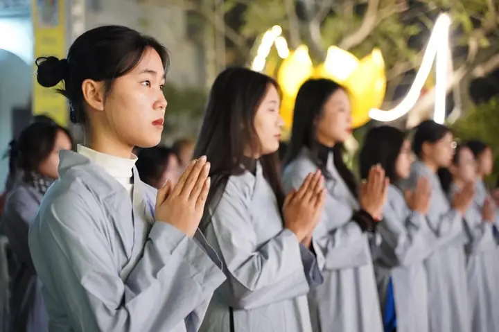 Hưng Yên: Lung Linh Đêm Hoa Đăng Vía Phật A Di Đà Tại Chùa Pháp Vân