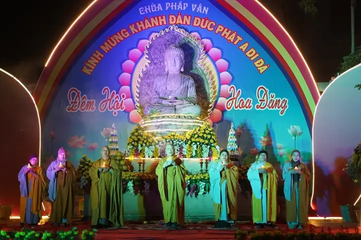 Hưng Yên: Lung Linh Đêm Hoa Đăng Vía Phật A Di Đà Tại Chùa Pháp Vân