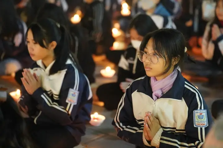 Hưng Yên: Lung Linh Đêm Hoa Đăng Vía Phật A Di Đà Tại Chùa Pháp Vân