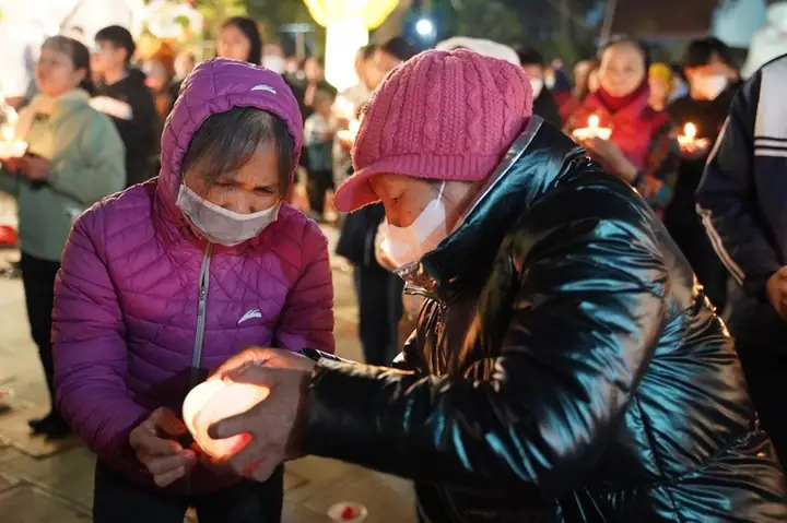 Hưng Yên: Lung Linh Đêm Hoa Đăng Vía Phật A Di Đà Tại Chùa Pháp Vân