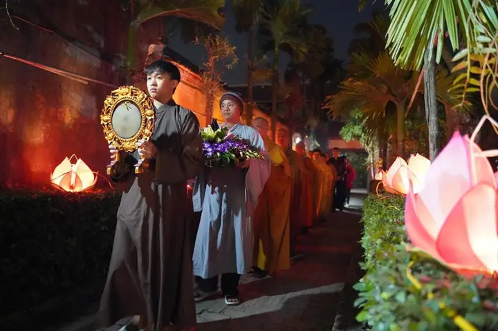 Hưng Yên: Lung Linh Đêm Hoa Đăng Vía Phật A Di Đà Tại Chùa Pháp Vân