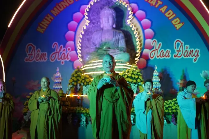Hưng Yên: Lung Linh Đêm Hoa Đăng Vía Phật A Di Đà Tại Chùa Pháp Vân