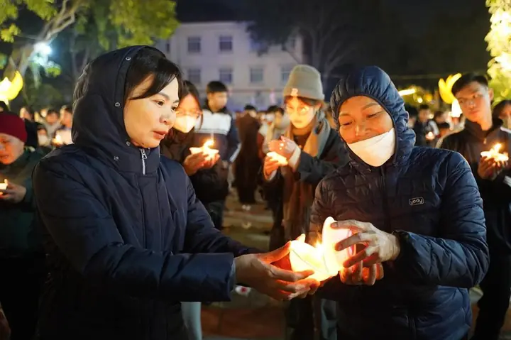 Hưng Yên: Lung Linh Đêm Hoa Đăng Vía Phật A Di Đà Tại Chùa Pháp Vân