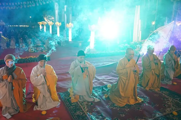 Hưng Yên: Lung Linh Đêm Hoa Đăng Vía Phật A Di Đà Tại Chùa Pháp Vân