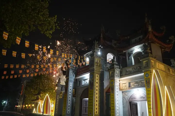 Hưng Yên: Lung Linh Đêm Hoa Đăng Vía Phật A Di Đà Tại Chùa Pháp Vân