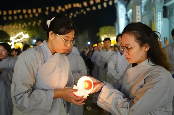 Hưng Yên: Lung Linh Đêm Hoa Đăng Vía Phật A Di Đà Tại Chùa Pháp Vân