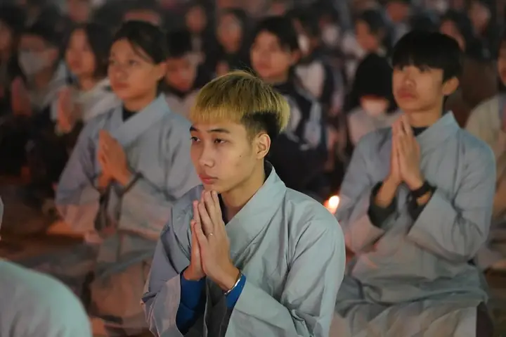 Hưng Yên: Lung Linh Đêm Hoa Đăng Vía Phật A Di Đà Tại Chùa Pháp Vân