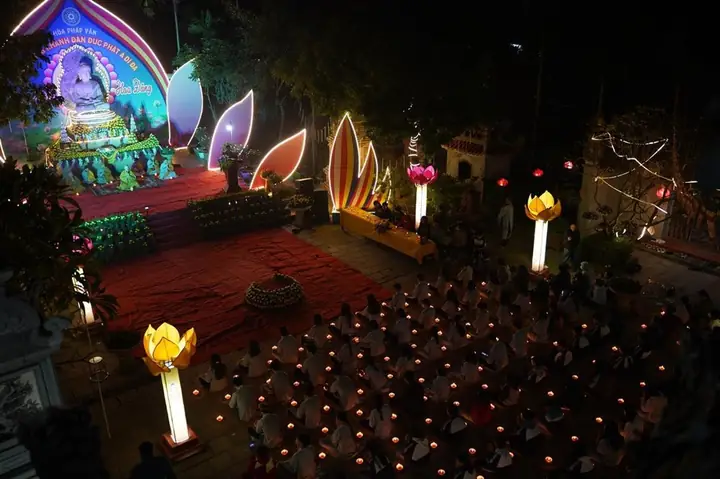 Hưng Yên: Lung Linh Đêm Hoa Đăng Vía Phật A Di Đà Tại Chùa Pháp Vân