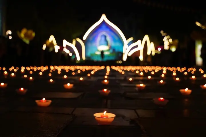 Hưng Yên: Lung Linh Đêm Hoa Đăng Vía Phật A Di Đà Tại Chùa Pháp Vân