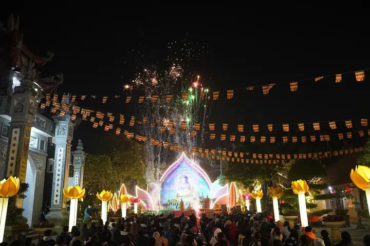 Hưng Yên: Lung Linh Đêm Hoa Đăng Vía Phật A Di Đà Tại Chùa Pháp Vân