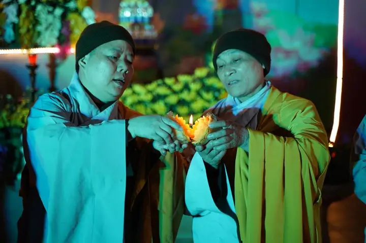 Hưng Yên: Lung Linh Đêm Hoa Đăng Vía Phật A Di Đà Tại Chùa Pháp Vân