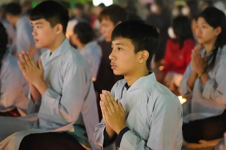 Hưng Yên: Lung Linh Đêm Hoa Đăng Vía Phật A Di Đà Tại Chùa Pháp Vân