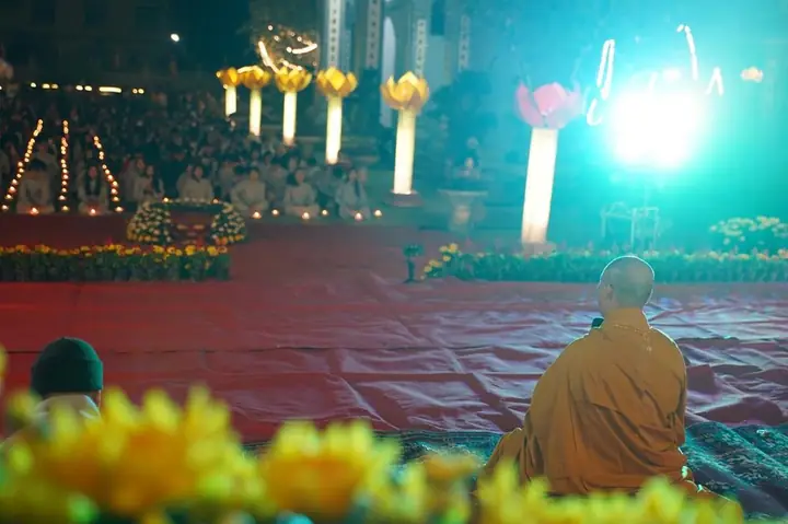 Hưng Yên: Lung Linh Đêm Hoa Đăng Vía Phật A Di Đà Tại Chùa Pháp Vân