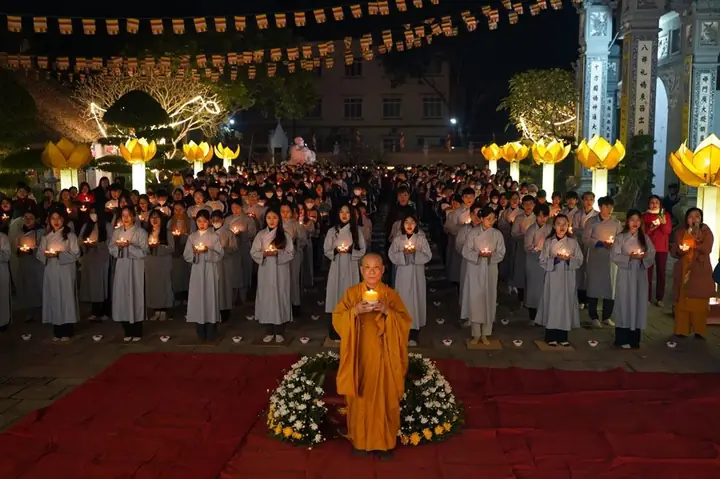Hưng Yên: Lung Linh Đêm Hoa Đăng Vía Phật A Di Đà Tại Chùa Pháp Vân