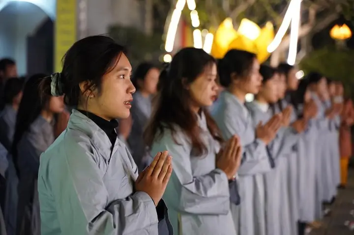Hưng Yên: Lung Linh Đêm Hoa Đăng Vía Phật A Di Đà Tại Chùa Pháp Vân