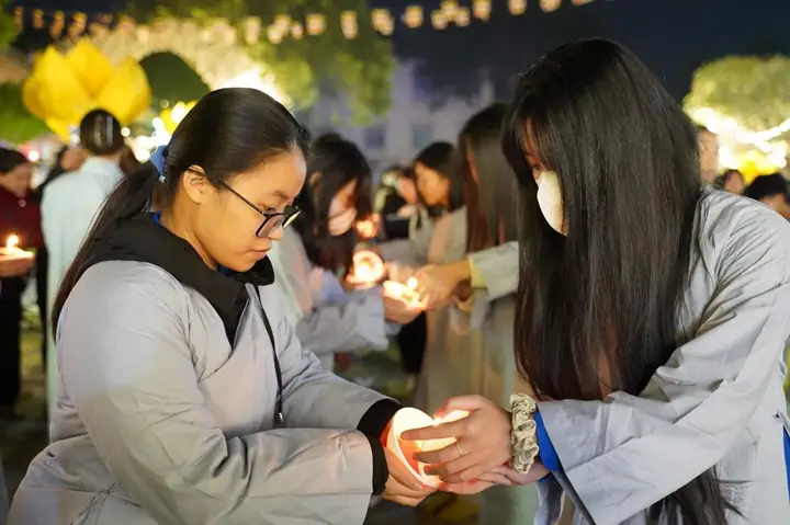 Hưng Yên: Lung Linh Đêm Hoa Đăng Vía Phật A Di Đà Tại Chùa Pháp Vân