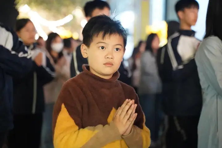 Hưng Yên: Lung Linh Đêm Hoa Đăng Vía Phật A Di Đà Tại Chùa Pháp Vân