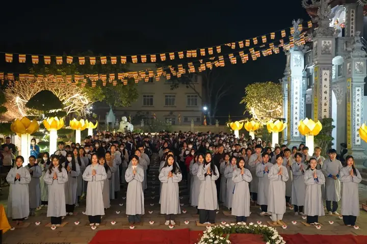 Hưng Yên: Lung Linh Đêm Hoa Đăng Vía Phật A Di Đà Tại Chùa Pháp Vân