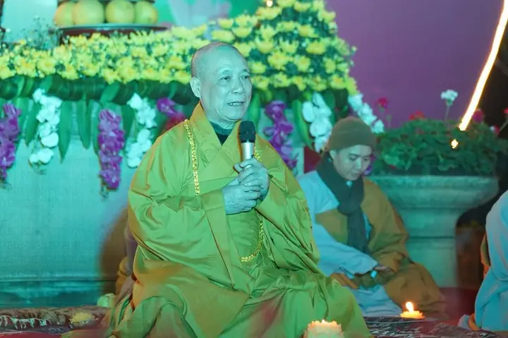 Hưng Yên: Lung Linh Đêm Hoa Đăng Vía Phật A Di Đà Tại Chùa Pháp Vân