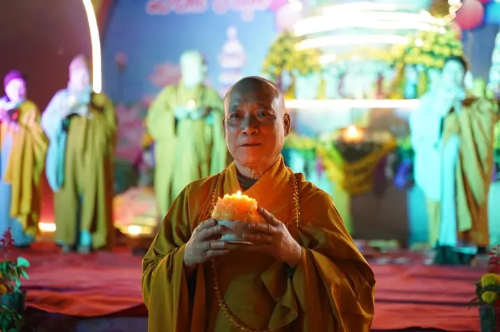 Hưng Yên: Lung Linh Đêm Hoa Đăng Vía Phật A Di Đà Tại Chùa Pháp Vân