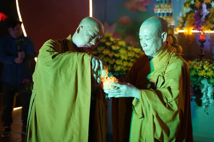 Hưng Yên: Lung Linh Đêm Hoa Đăng Vía Phật A Di Đà Tại Chùa Pháp Vân