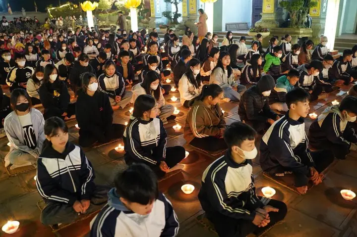 Hưng Yên: Lung Linh Đêm Hoa Đăng Vía Phật A Di Đà Tại Chùa Pháp Vân