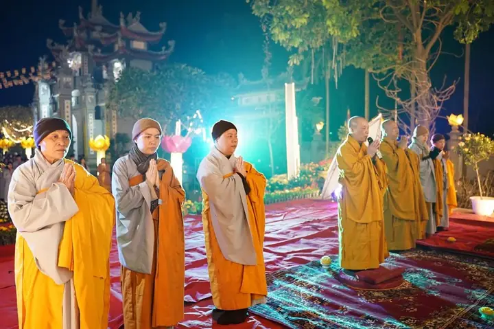 Hưng Yên: Lung Linh Đêm Hoa Đăng Vía Phật A Di Đà Tại Chùa Pháp Vân