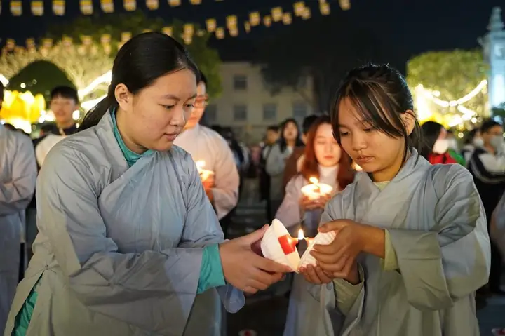 Hưng Yên: Lung Linh Đêm Hoa Đăng Vía Phật A Di Đà Tại Chùa Pháp Vân