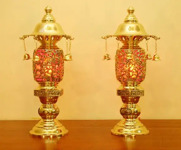 Nên Dùng Đèn Trang Trí Bàn Thờ Phật Bằng Điện Hay Bằng Nến