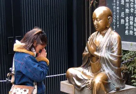 Em Bé Lễ Phật Và Người Quân Nhân – Thơm Ngát Hương Lan