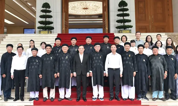 (chinhphu.vn) - Sáng 24/8, Tại Trụ Sở Chính Phủ, Trưởng Ban Kinh Tế Trung Ương, Phó Thủ Tướng Chính Phủ Trần Lưu Quang Đã Tiếp Đoàn Chức Sắc, Chức Việc Giáo Hội Tịnh Độ Cư Sĩ Phật Hội Việt Nam Nhân Dịp Đoàn Ra Thăm Thủ Đô Hà Nội.