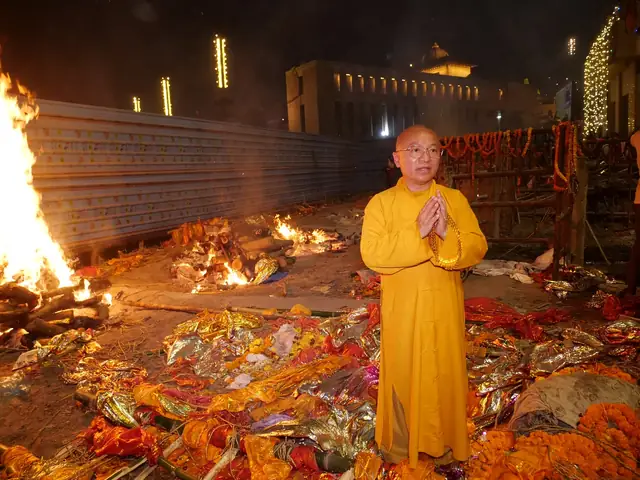 Sáng Sớm: Tham Quan Lễ Hỏa Thiêu Bên Sông Hằng, Nơi Thi Thể Hòa Quyện Với Dòng Chảy Ra Biển Khơi.