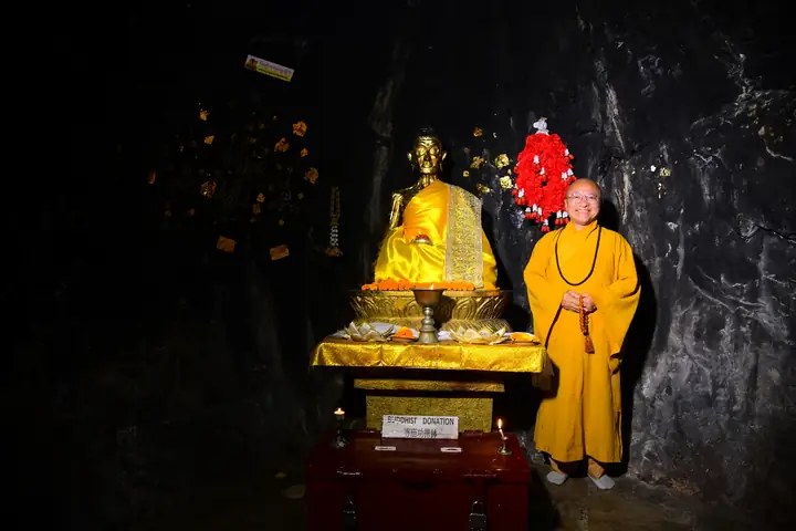 Sáng Vào Bảo Tháp Đại Giác Ngộ: Nơi Thái Tử Tất-đạt-đa Thành Phật Và Mở Ra Đạo Phật.