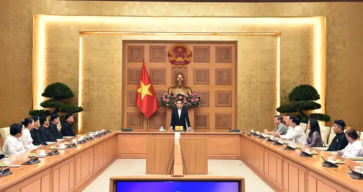 (chinhphu.vn) - Sáng 24/8, Tại Trụ Sở Chính Phủ, Trưởng Ban Kinh Tế Trung Ương, Phó Thủ Tướng Chính Phủ Trần Lưu Quang Đã Tiếp Đoàn Chức Sắc, Chức Việc Giáo Hội Tịnh Độ Cư Sĩ Phật Hội Việt Nam Nhân Dịp Đoàn Ra Thăm Thủ Đô Hà Nội.