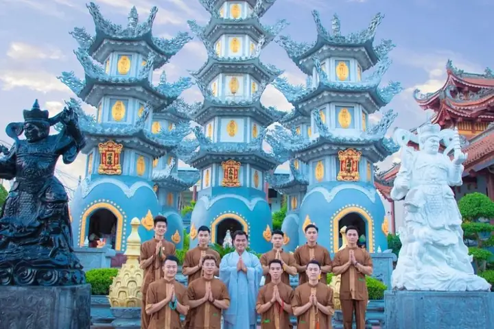 Hình Ảnh Chắp Tay Niệm Phật Khi Cúng Lễ