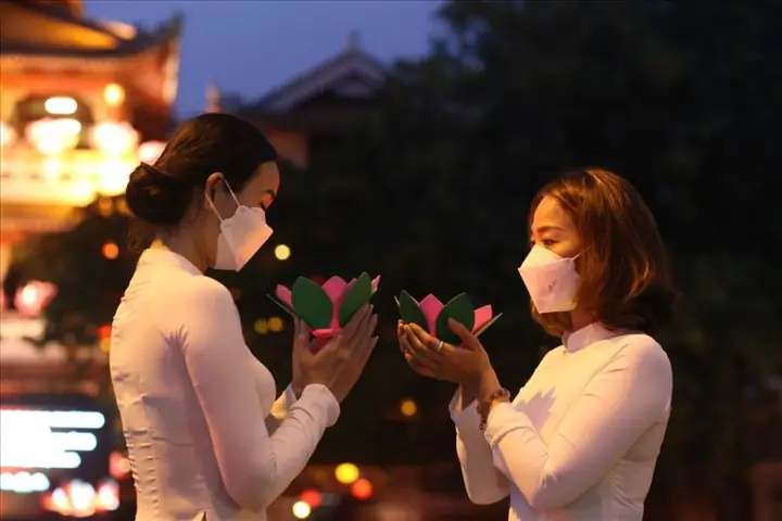 Hình Ảnh Chắp Tay Niệm Phật Khi Cúng Lễ