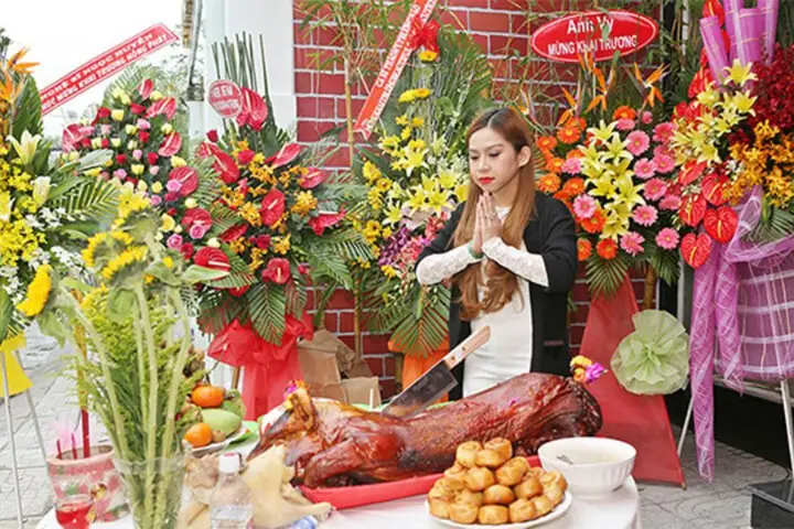 Hình Ảnh Chắp Tay Niệm Phật Khi Cúng Lễ