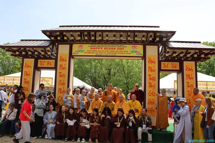 Usa-vesak-2025 (3)