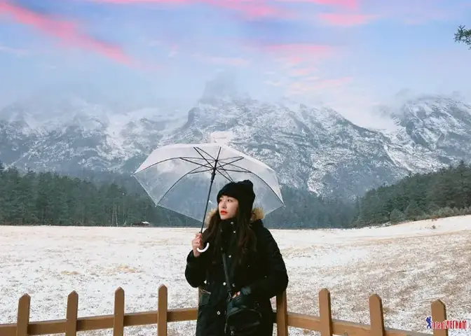 Ngọc Long Tuyết Sơn Trong Áo Choàng Trắng