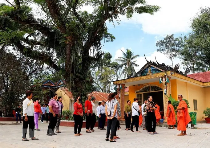 Chùa Chung Rút, Ấp Hòa Đông A, Xã Hòa Hiệp, Huyện Tân Biên Là Một Ngôi Chùa Đẹp Và Có Bề Dày Văn Hóa Truyền Thống Nhất Trong Số Các Ngôi Chùa Khmer Trong Tỉnh Tây Ninh.