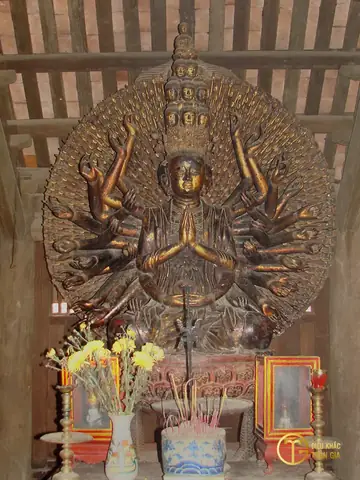 2/ Tượng Quan Âm Nghìn Mắt Nghìn Tay Chùa Bút Tháp: