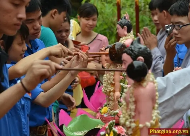Những Hình Ảnh Đẹp Về Nghi Lễ Tắm Phật 10
