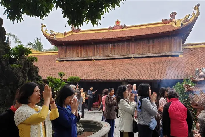 Hình Ảnh Chắp Tay Niệm Phật Khi Đi Lễ Chùa