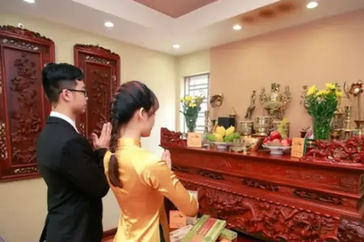 Hình Ảnh Chắp Tay Niệm Phật Khi Cúng Lễ