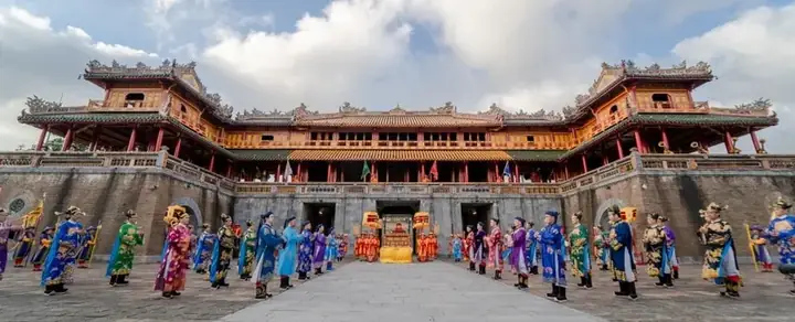 Du Xuân, Lễ Phật Và Lễ Hội Cung Đình