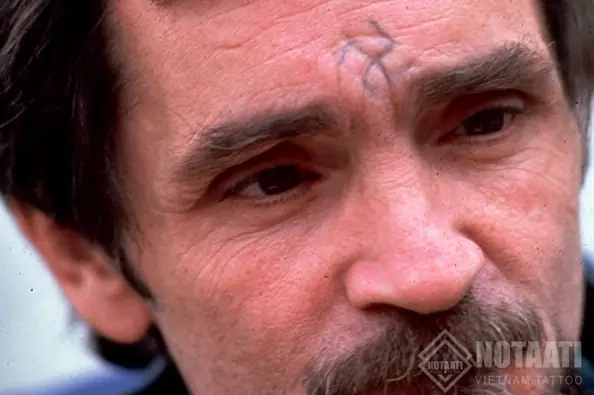 Hình Xăm Chữ Vạn Trên Trán